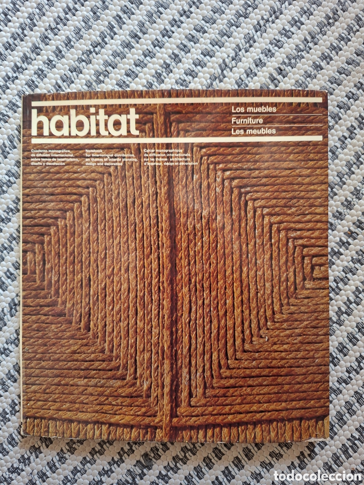 Libros de segunda mano: HABITAT,LOS MUEBLES de Marta Ribalta
