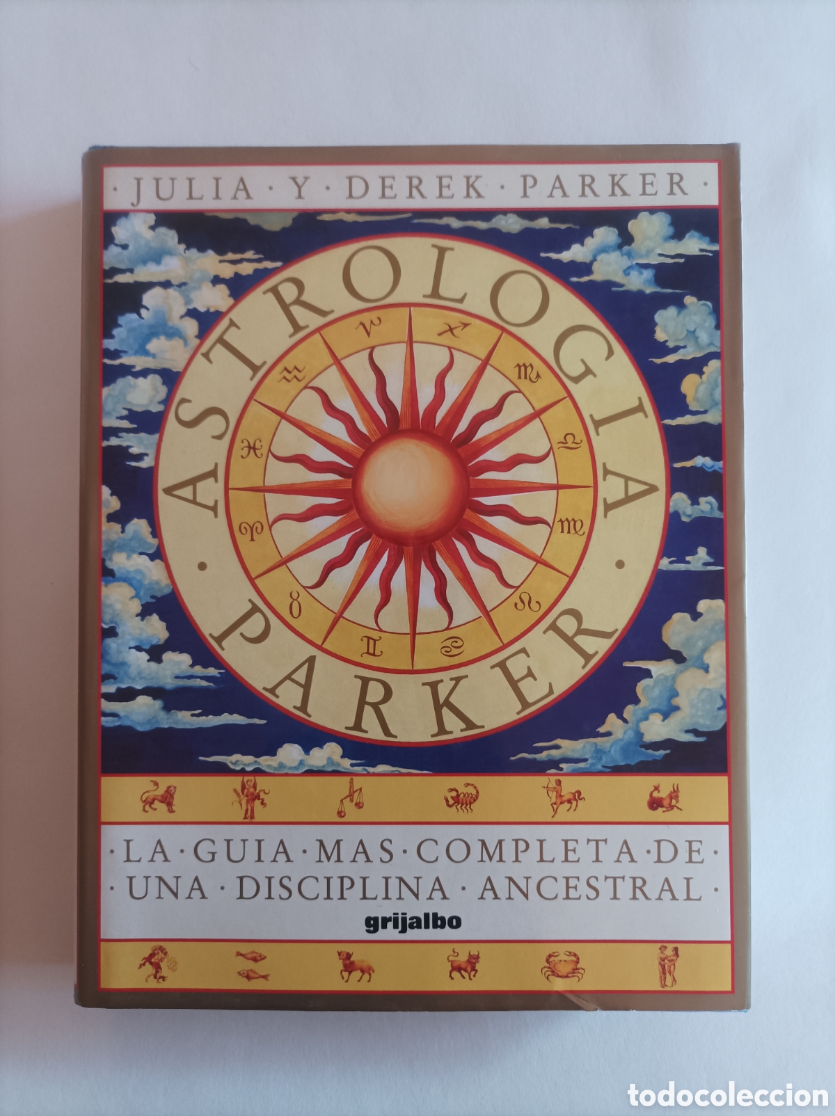 Libros de segunda mano: Astrolog&iacute;a. La gu&iacute;a mas completa de una disciplina ancestral / Julia y Derek Parker. Grijalbo