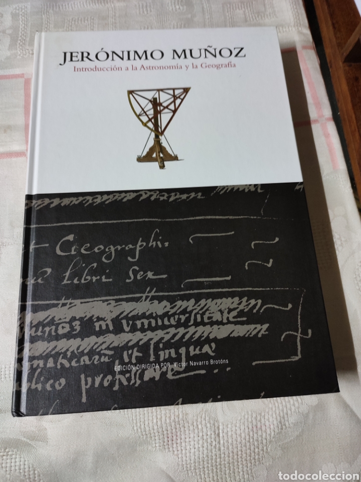 Libros de segunda mano: Jer&oacute;nimo Mu&ntilde;oz Introducci&oacute;n a la geograf&iacute;a y astronom&iacute;a - Foto 1
