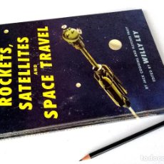Libros de segunda mano: ROCKETS, SATELLITES AND SPACE TRAVEL, ED. DE WILLY LEY, CON COGGINS Y PRATT (1958, TAPAS DURAS 64PP). Lote 326209666