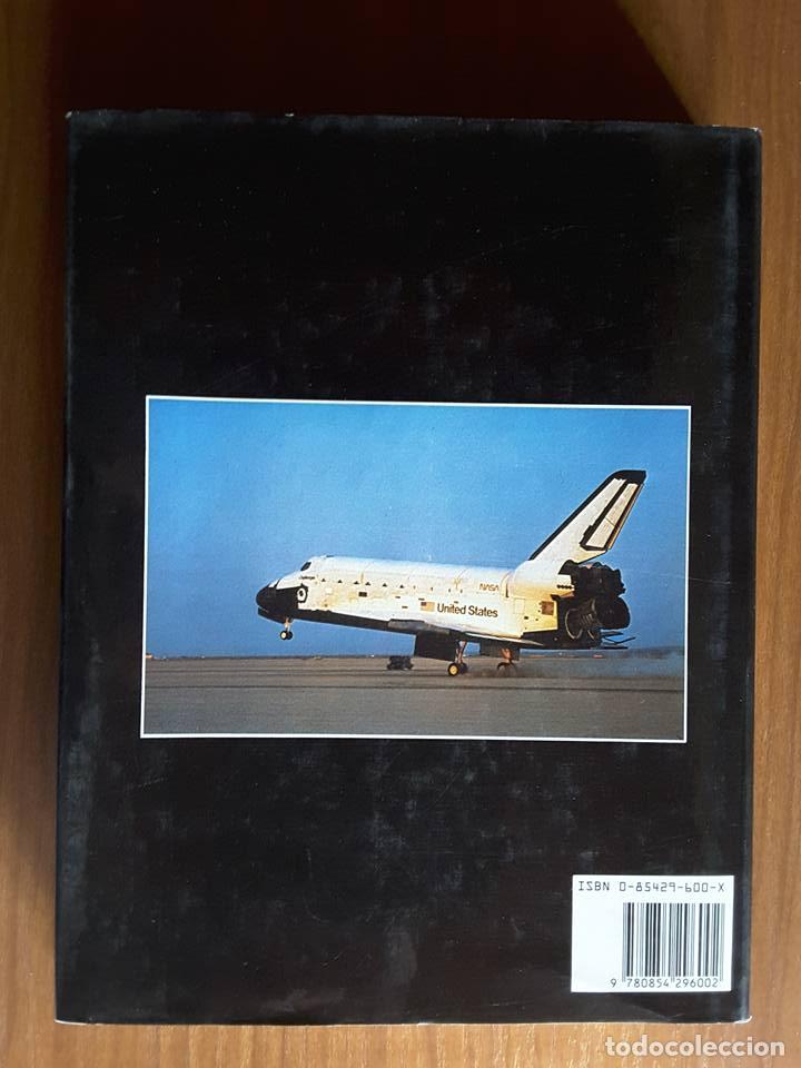 Libros de segunda mano: An Illustrated History Space Shuttle. Melvyn Smith - Foto 2