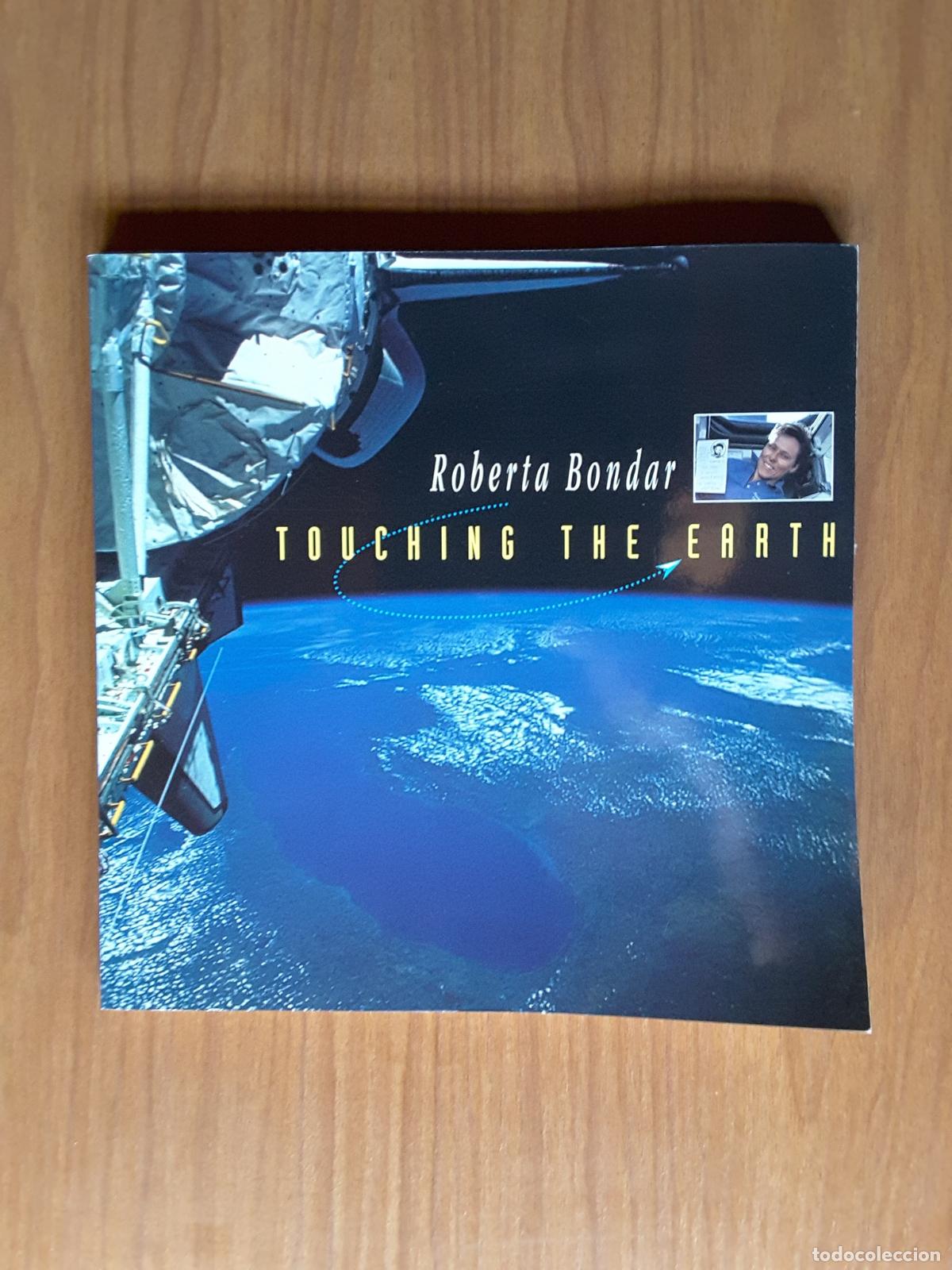 Libros de segunda mano: Touching the Earth. Roberta Bondar - Foto 1