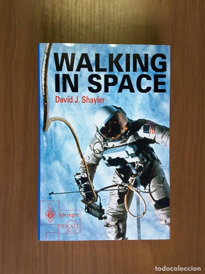 Libros de segunda mano: Walking in Space. David J. Shayler - Foto 1