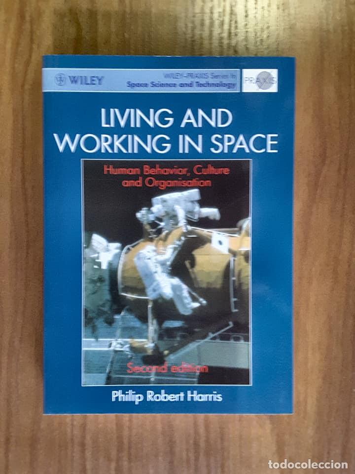 Libros de segunda mano: Living and Working in Space. Philip Robert Harris - Foto 1