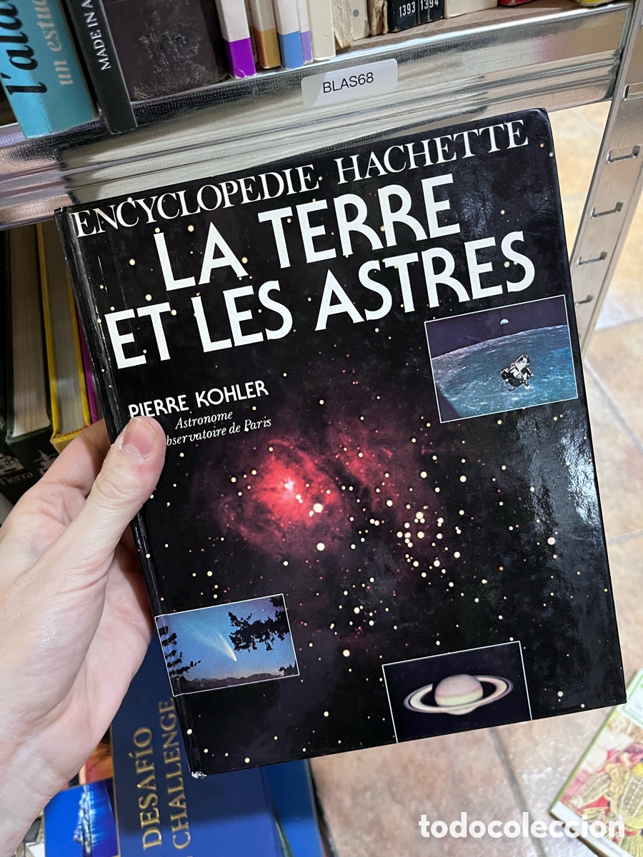 Libros de segunda mano: BLAS68 ENCYCLOPEDIE HACHETTE LA TERRE ET LES ASTRES PIERRE KOHLER astronom&iacute;a en franc&eacute;s