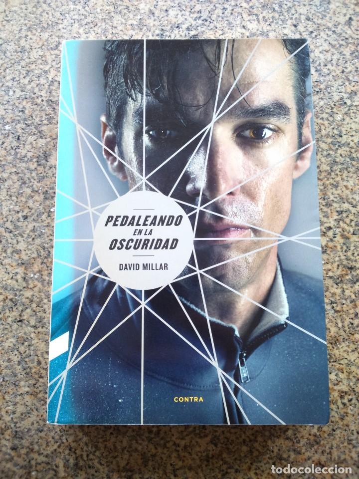 Libros de segunda mano: PEDALEANDO EN LA OSCURIDAD -- DAVID MILLAR -- CONTRAEDICIONES 2012 -- - Foto 1