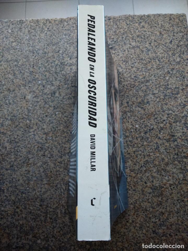 Libros de segunda mano: PEDALEANDO EN LA OSCURIDAD -- DAVID MILLAR -- CONTRAEDICIONES 2012 -- - Foto 2