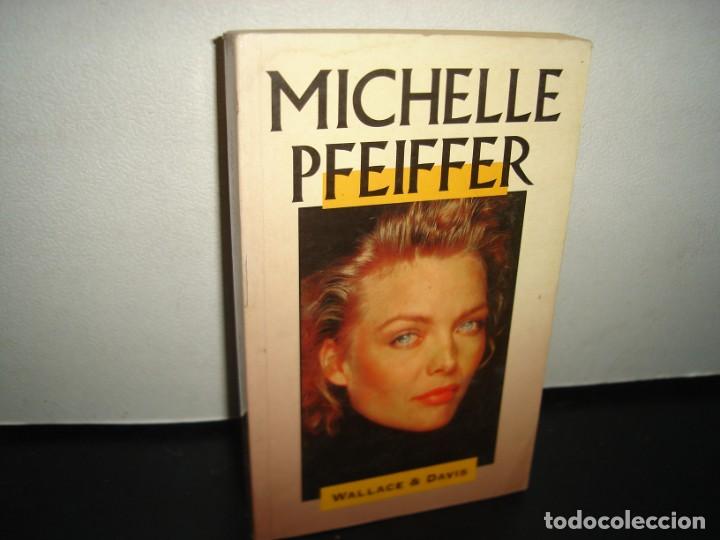 Libros de segunda mano: 5- MICHELLE PFEIFFER - WALLACE & DAVIS - Foto 1