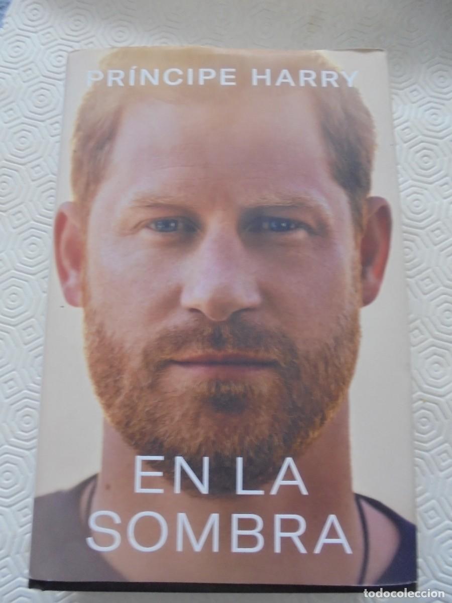Livres d'occasion: PRINCIPE HARRY. EN LA SOMBRA. A&Ntilde;O 2023. TAPA DURA CON SOBRECUBIERTA. 557 PAGINAS. 850 GRAMOS.