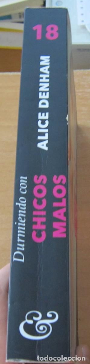 Libros de segunda mano: Durmiendo con chicos malos, de Alicia Denham - Foto 2
