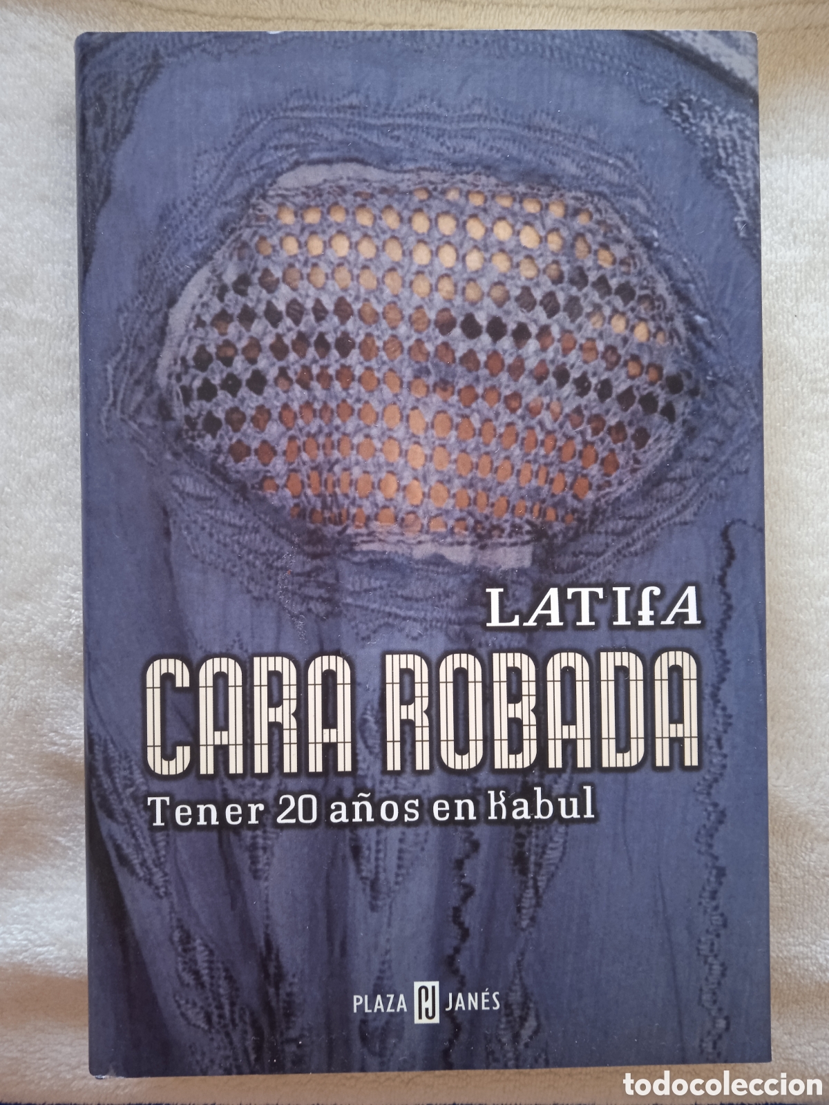Libros de segunda mano: Libro &rdquo;Cara robada&rdquo; Latifa - Foto 1