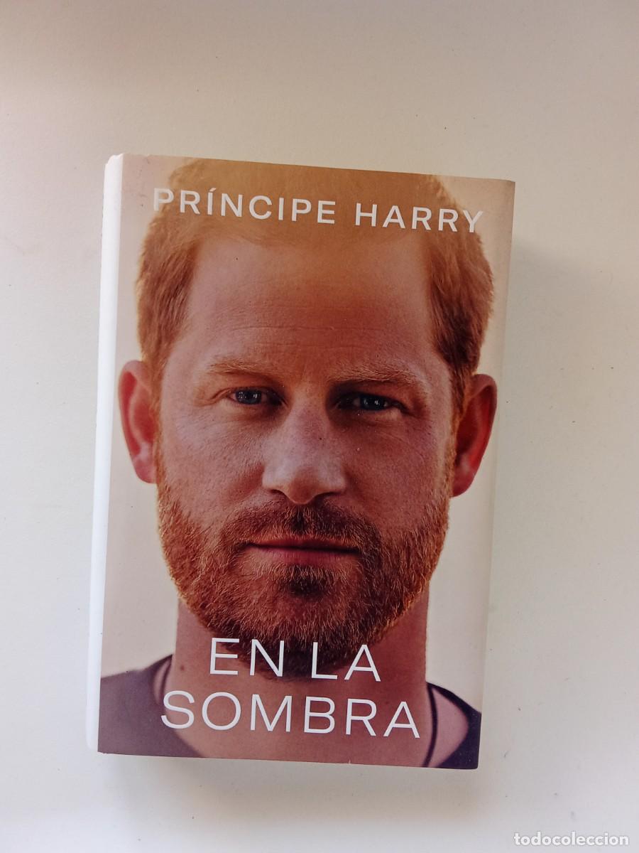 Libros de segunda mano: Pr&iacute;ncipe Harry. En la sombra - Foto 1