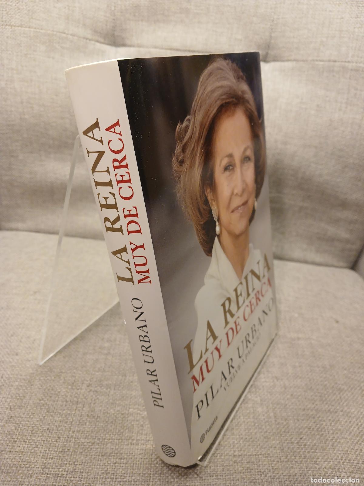 Libros de segunda mano: La Reina muy de cerca - Pilar Urbano
