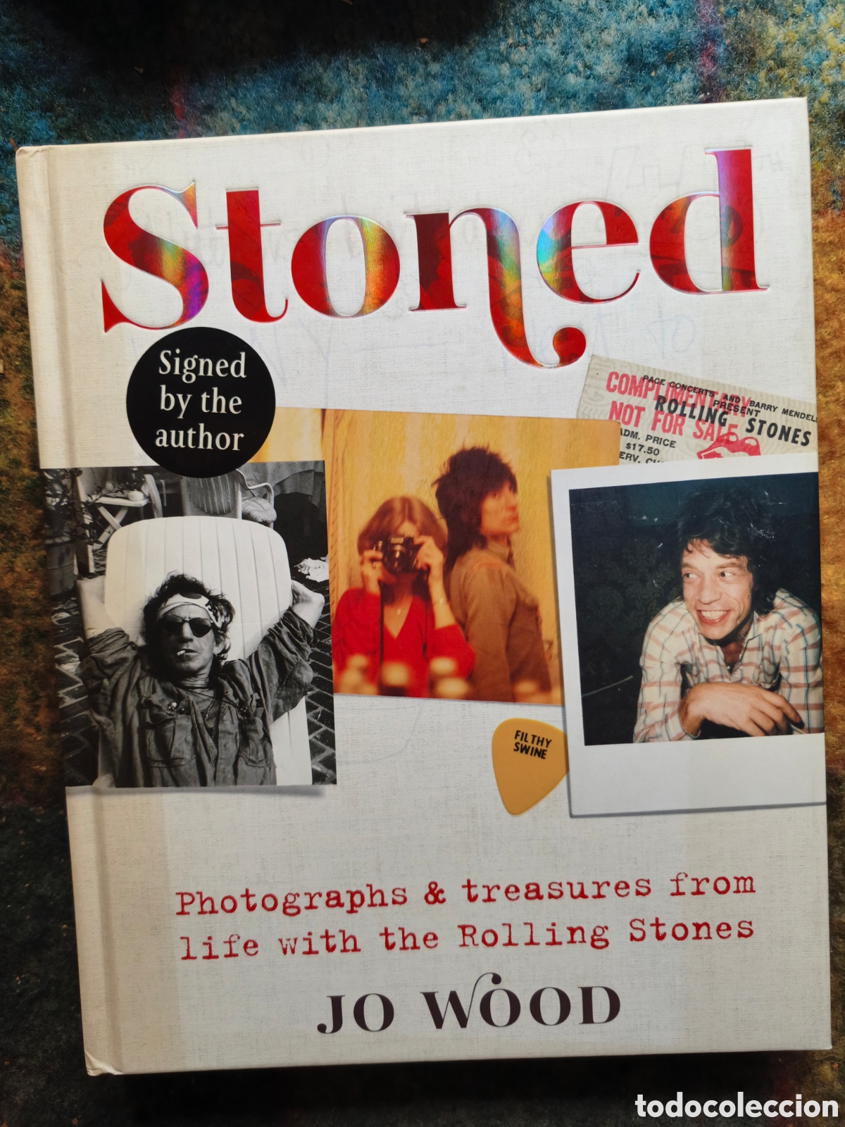 Libros de segunda mano: Stoned: fotograf&iacute;as y tesoros de la vida con los Rolling Stones. Firmado por Jo Wood INGL&Eacute;S