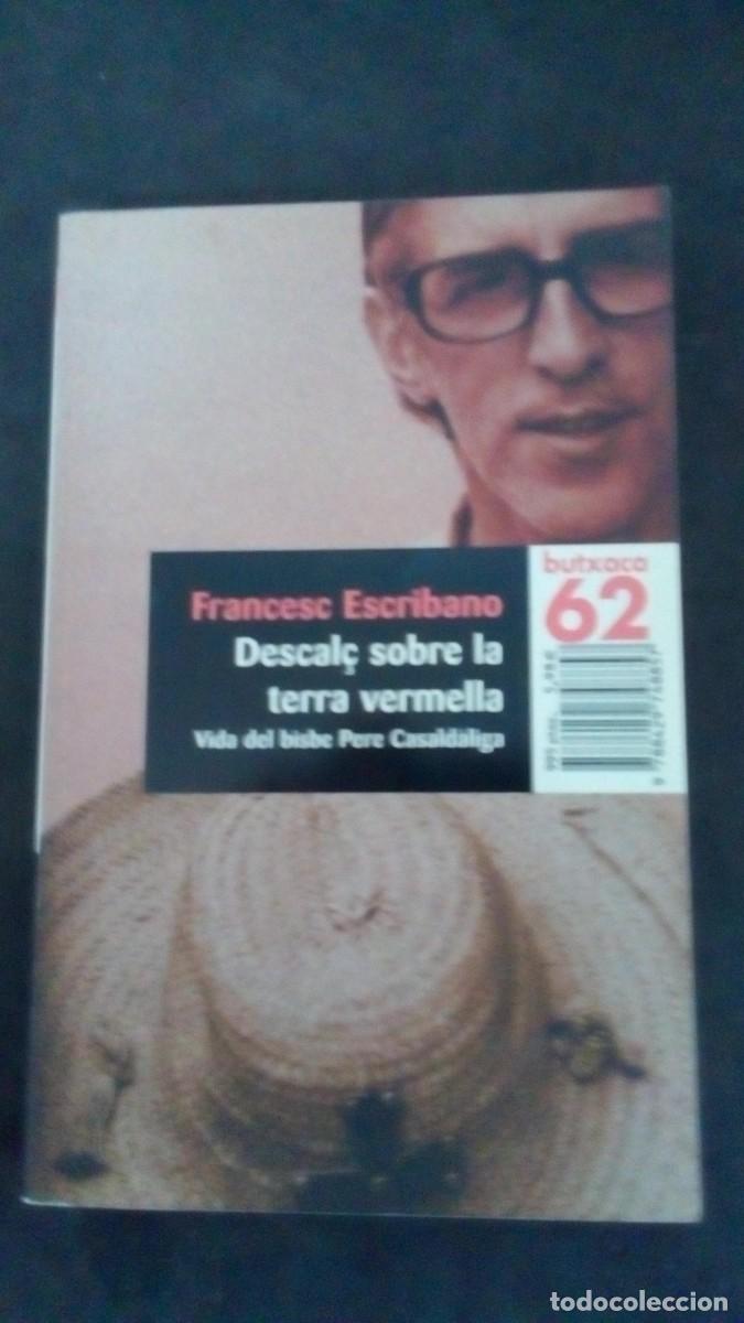 Libros de segunda mano: Descal&ccedil; sobre la terra vermella - Pere Casald&agrave;liga - Francesc Escribano-COMO NUEVO