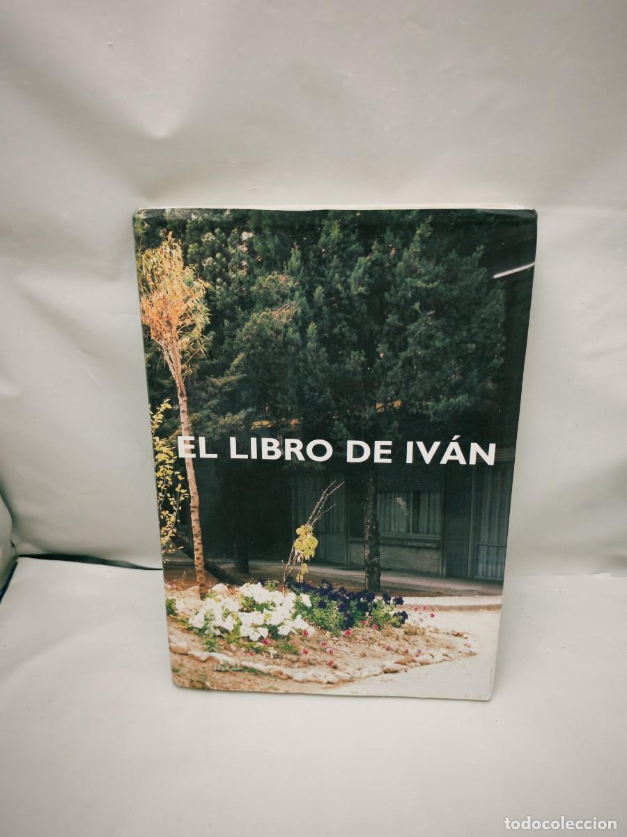 Libri di seconda mano: EL LIBRO DE IV&Aacute;N. En memoria de Iv&aacute;n Olivares Blanco (Firma aut&oacute;grafa de los padres de Iv&aacute;n)