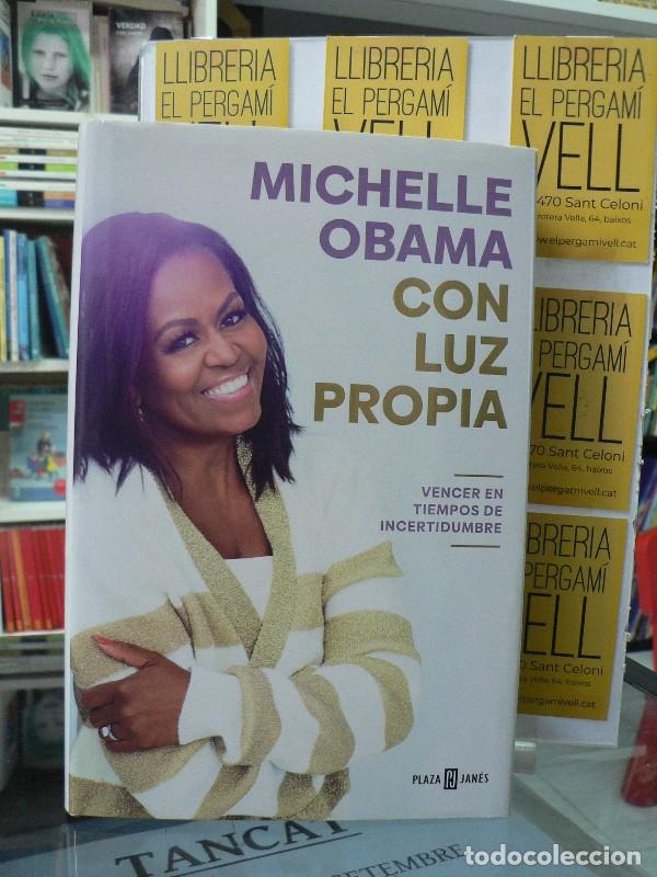 Libros de segunda mano: Con Luz Propia. Vencer en Tiempos de Incertidumbre - Michelle Obama - Plaza & Janes - &Eacute;xitos