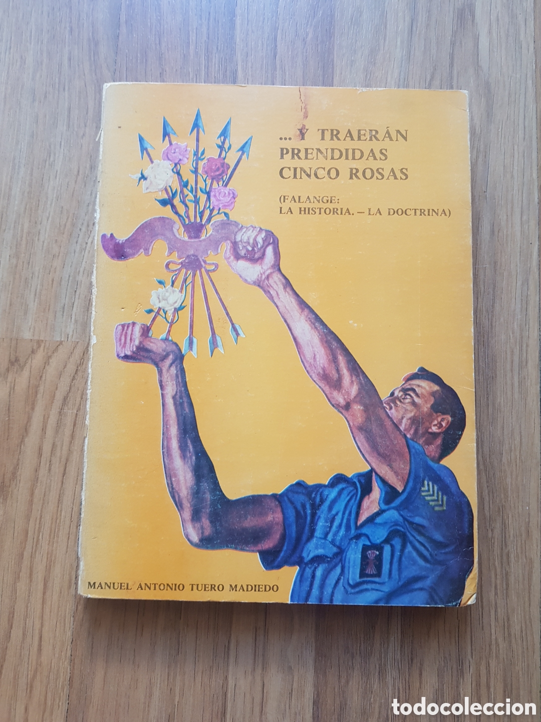 Libros de segunda mano: Y traeran prendidas cinco rosas. Firmado. Manuel Antonio Tuero