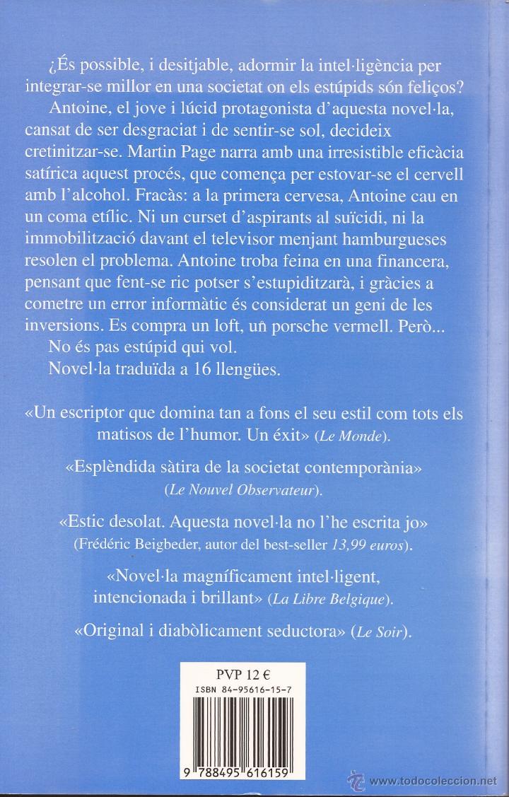 Libros de segunda mano: Com em vaig convertir en un est&uacute;pid de Martin Page (en catal&aacute;n) - Foto 2