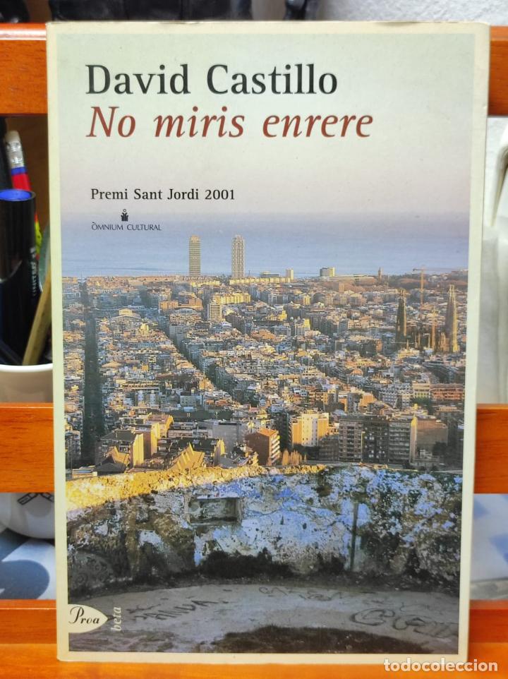 Libros de segunda mano: NO MIRIS ENRERE - DAVID CASTILLO - PROA - 2002 (A1) - Foto 1