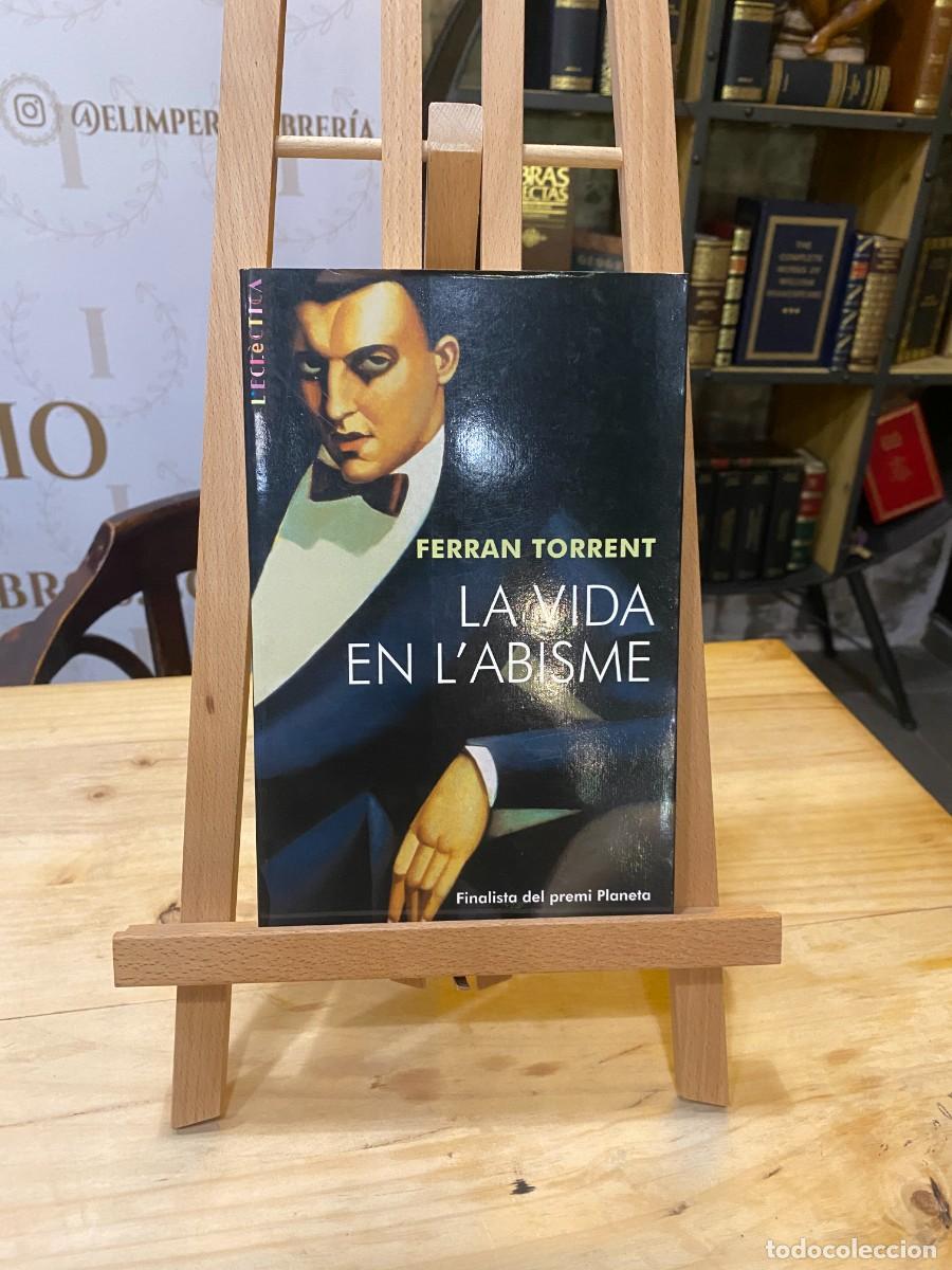 Libros de segunda mano: LA VIDA EN L&acute;ABISME - FERRAN TORRENT - EN CATALAN - Foto 1