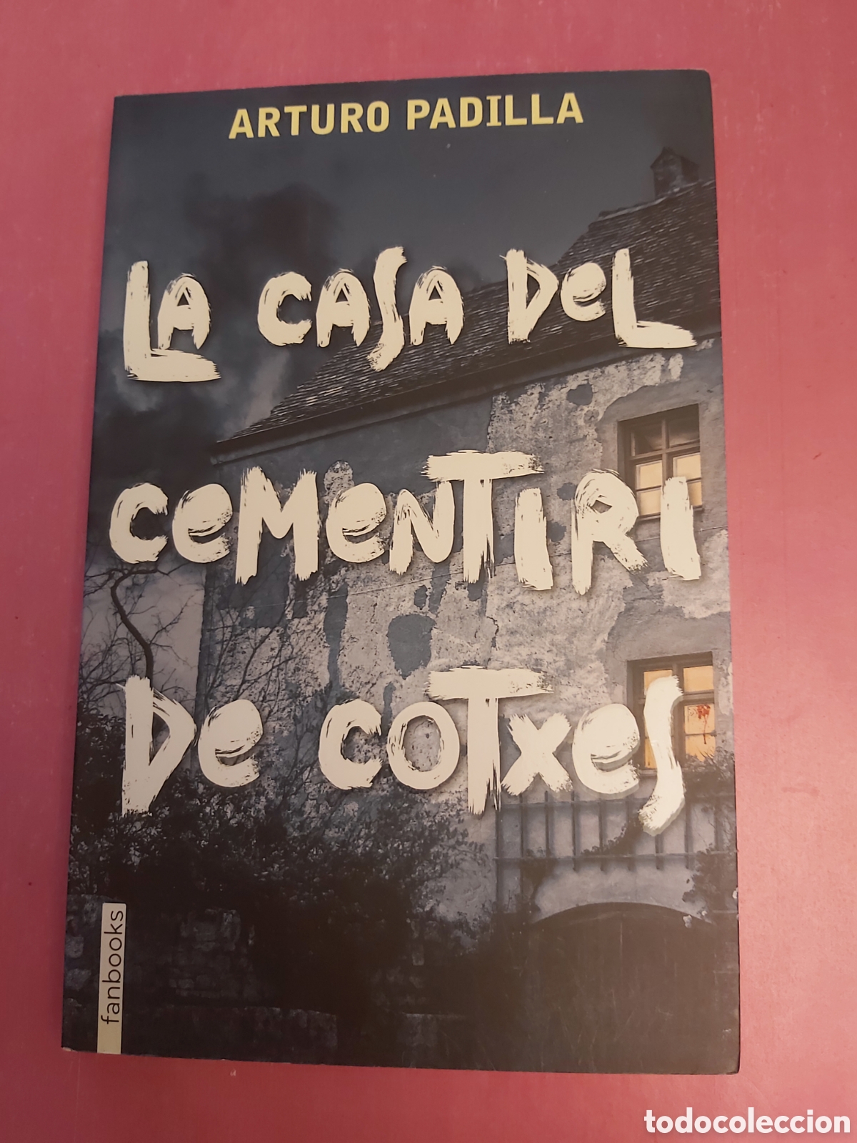 Libros de segunda mano: LA CASA DEL CEMENTIRI DE COTXES ARTURO PADILLA CATALAN PRIMERA EDICI&Oacute;N 2020