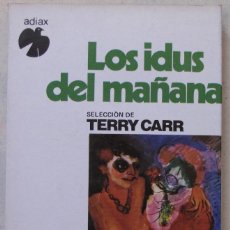 Libros de segunda mano: LOS IDUS DEL MAÑANA. SELECCIÓN DE TERRY CARR. ADIAX, 1ª EDICIÓN, 1982. TAPA CARTULINA CON SOLAPA.. Lote 161459494