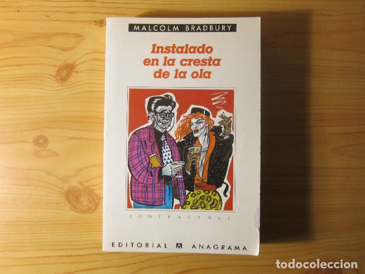 Libros de segunda mano: INSTALADO EN LA CRESTA DE LA OLA - MALCOLM BRADBURY - ANAGRAMA - Foto 1 - 229778215
