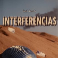 Libros de segunda mano: INTERFERENCIAS, POR RAÚL ANSOLA, PUNTO EN BOCA, 2016, 320 PÁGS.. Lote 298094353
