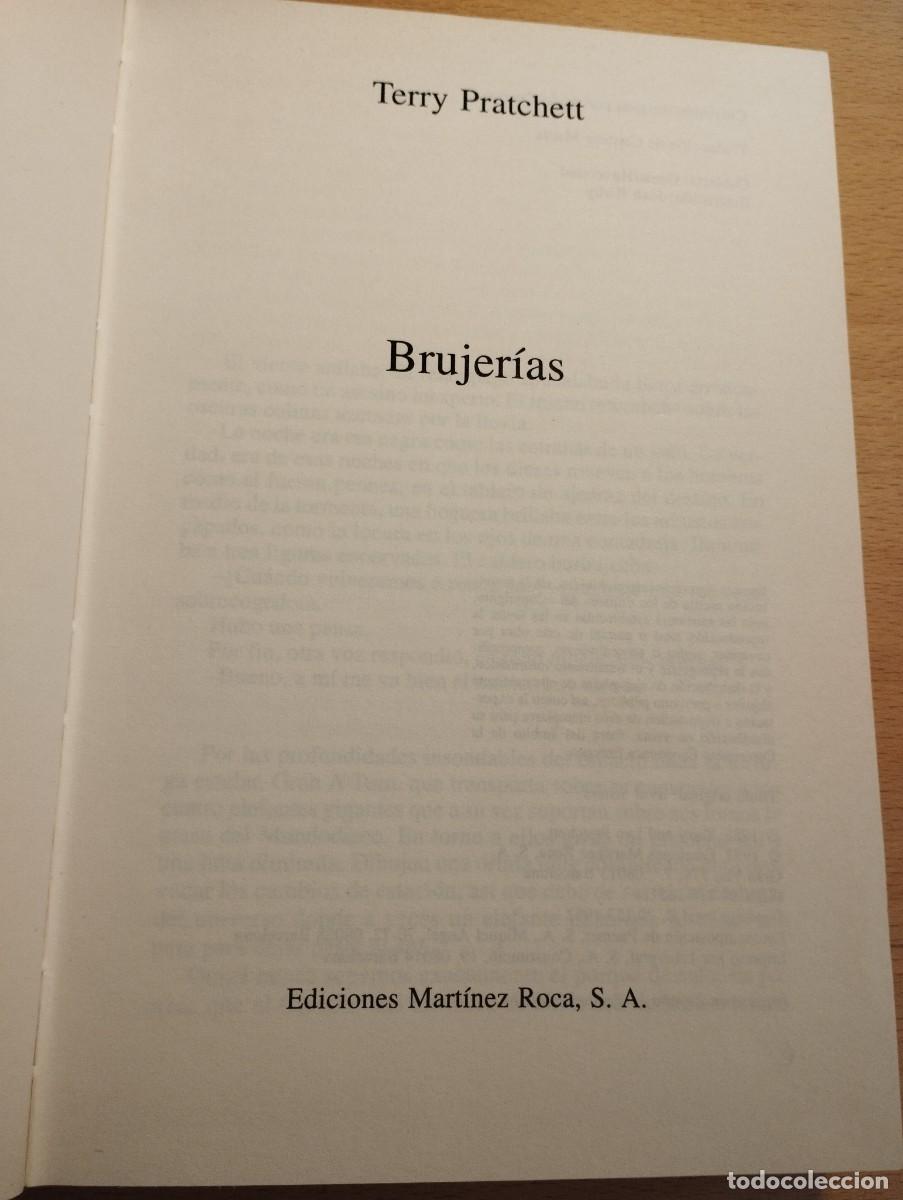 Libros de segunda mano: BRUJER&Iacute;AS (TERRY PRATCHETT) - Foto 2