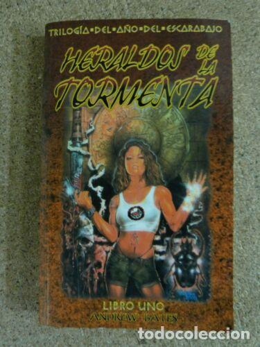 Livros em segunda m&atilde;o: A&ntilde;o del Escarabajo Libro Uno.Heraldos de la Tormenta.Andrew Bates.La Factoria