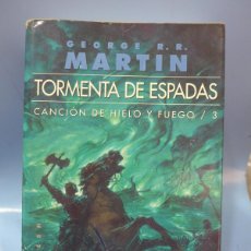 Libros de segunda mano: TORMENTA DE ESPADAS - CANCION DE HIELO Y FUEGO / 3 - GEORGE R. R. MARTIN. Lote 385783369