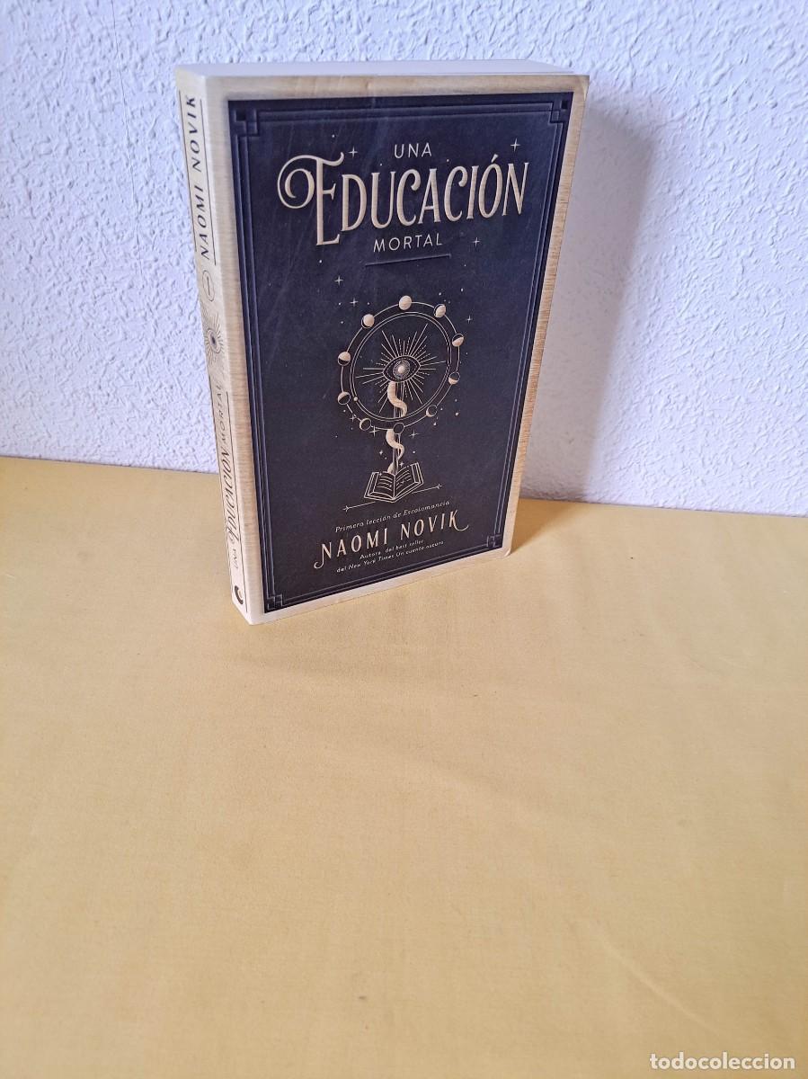 Libros de segunda mano: NAOMI NOVIK - UNA EDUCACION MORTAL: PRIMERA LECCION DE ESCOLOMANCIA - UMBRIEL 2021