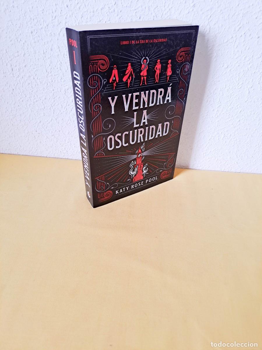Libros de segunda mano: KATY ROSE POOL - Y VENDRA LA OSCURIDAD (LA ERA DE LA OSCURIDAD I) - UMBRIEL 2019
