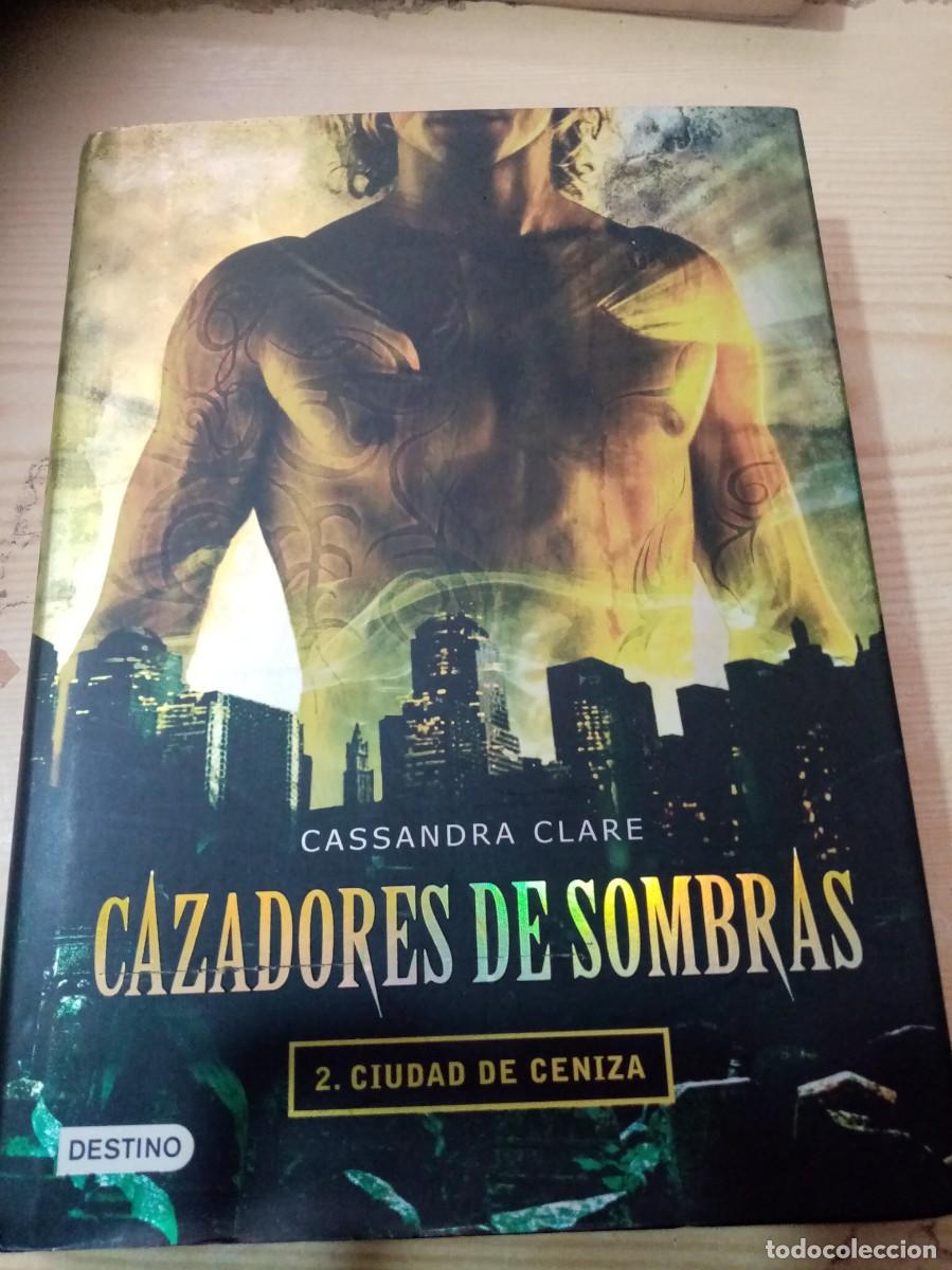 Libros de segunda mano: CAZADORES DE SOMBRAS. 2. CIUDAD DE CENIZA. CASSANDRA CLARE. EST16B1