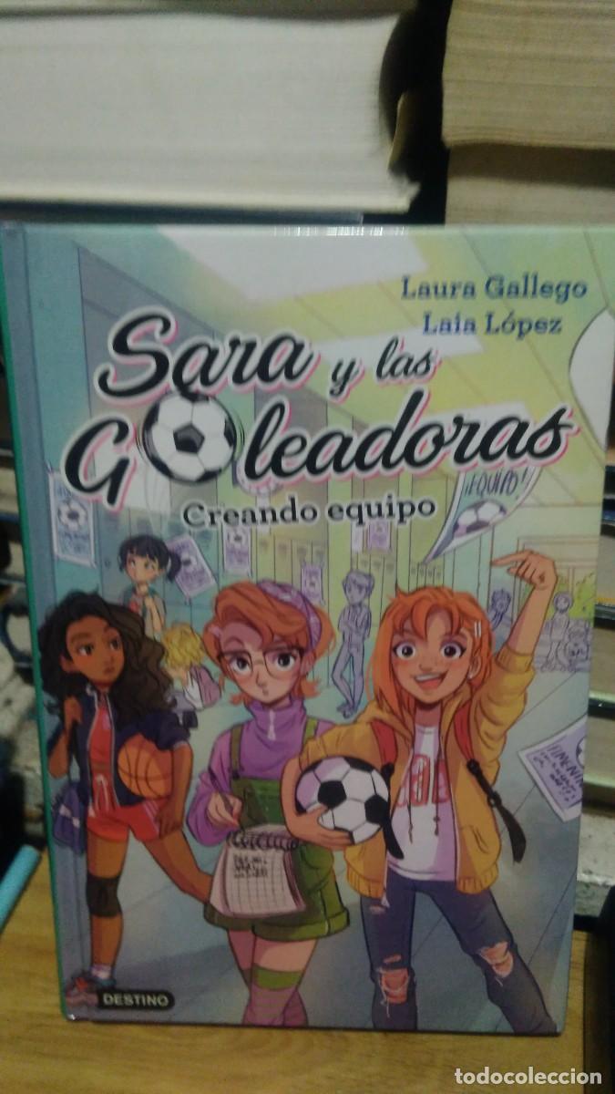 Libros de segunda mano: Sara y las Goleadoras Creando equipo Laura Gallego Laia Lopez destino