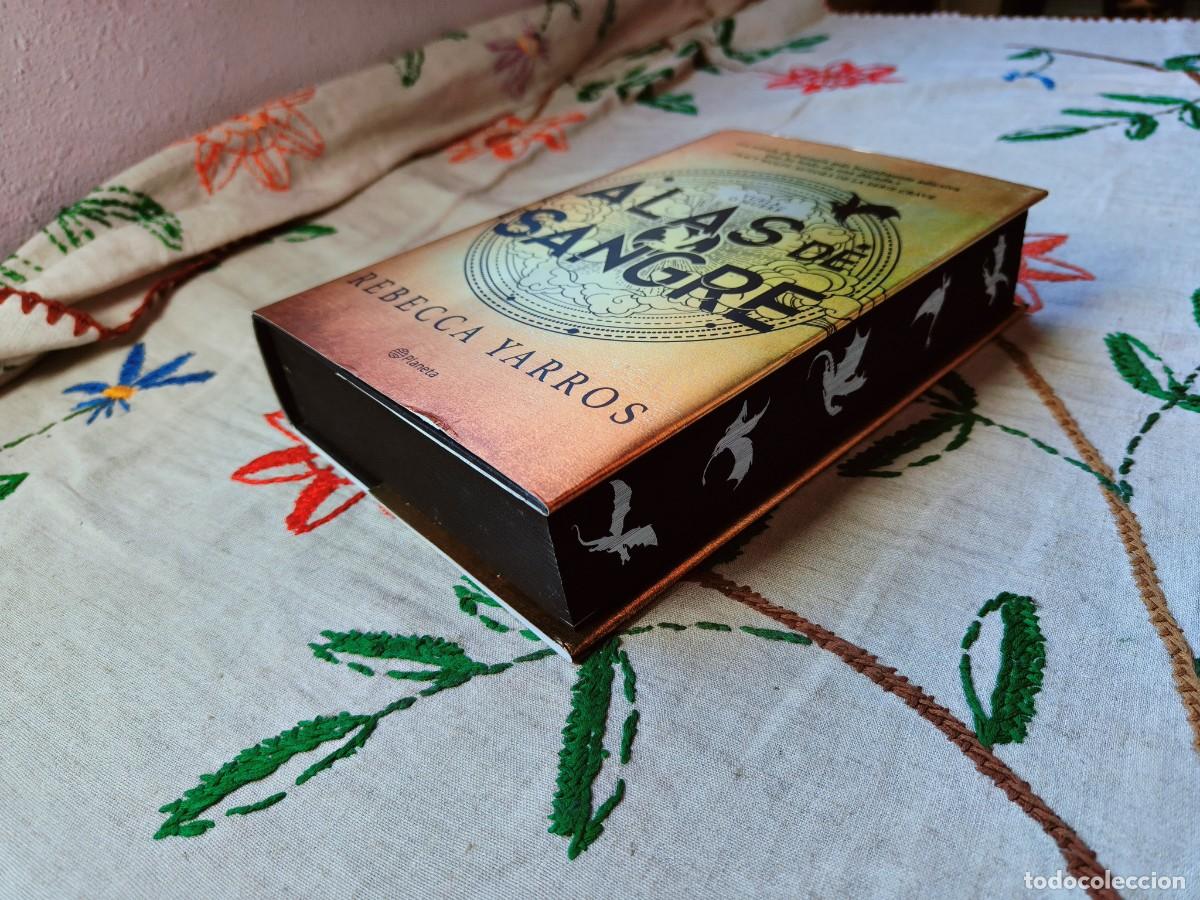 Libros de segunda mano: Alas de Sangre. 1&deg; Edici&oacute;n exclusiva con los cantos tintados y dibujos de dragones. Rebecca Yarros.
