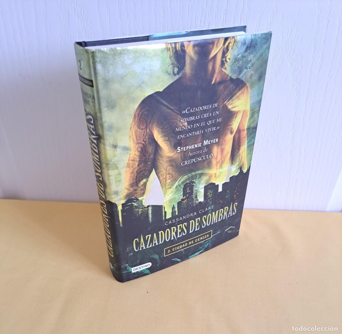 Libros de segunda mano: CASSANDRA CLARE - CAZADORES DE SOMBRAS 2 (CIUDAD DE CENIZA) - DESTINO 2011