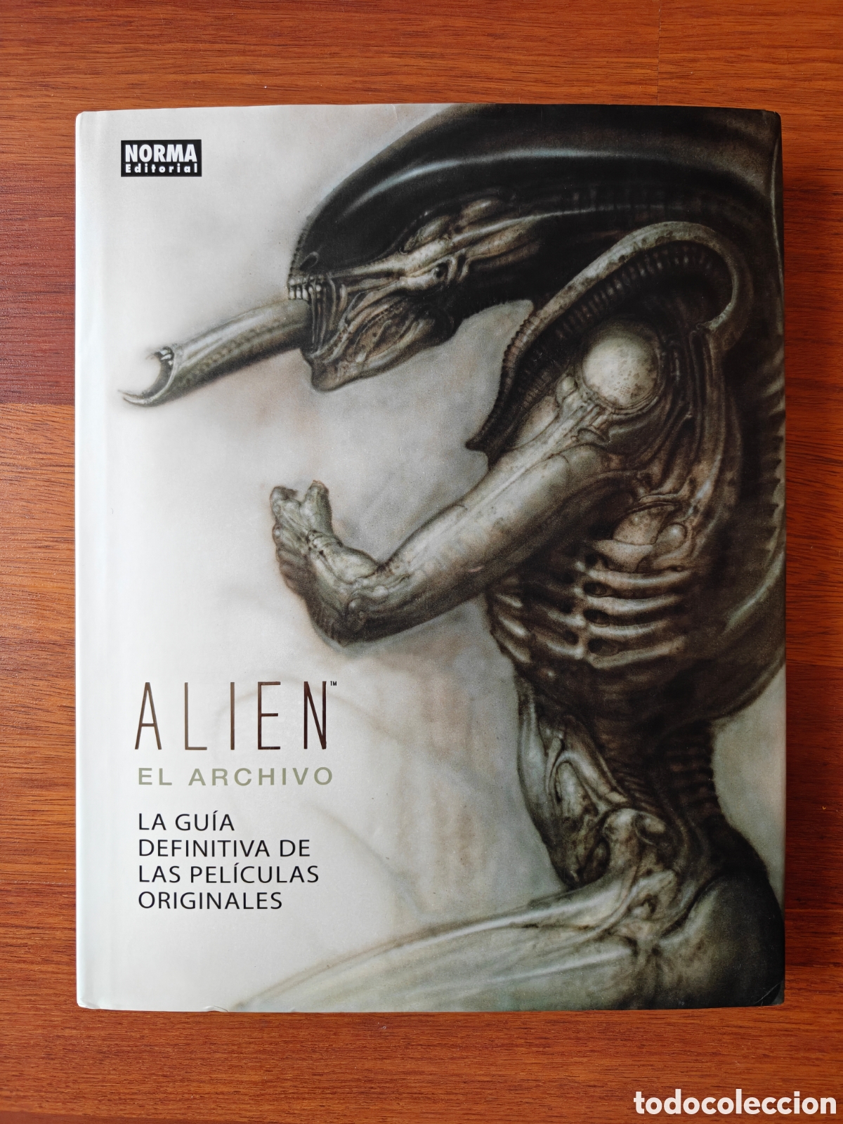 Libros de segunda mano: Alien El archivo. La gu&iacute;a definitiva de las pel&iacute;culas originales. Tapa dura con sobrecubierta.