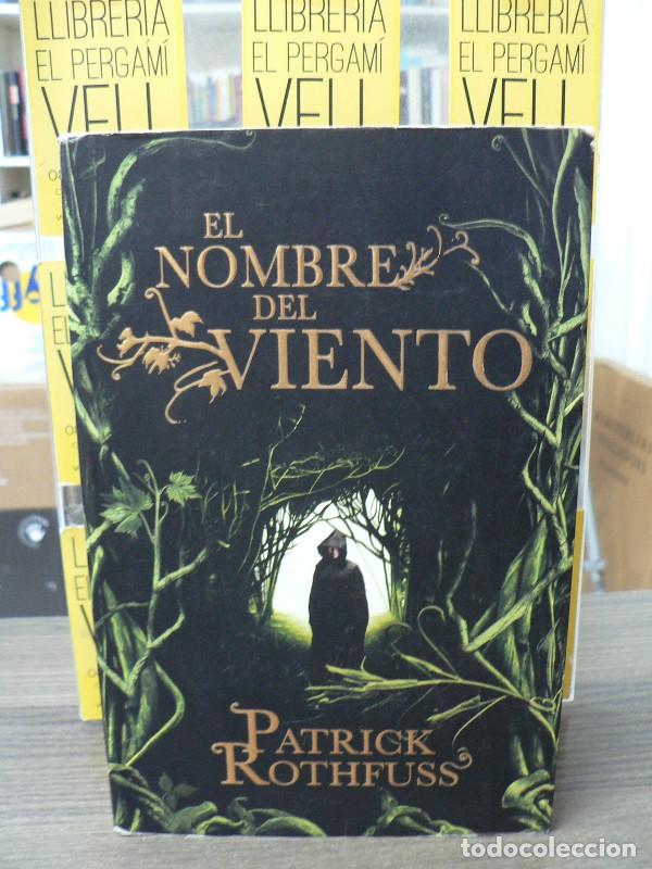 Livros em segunda m&atilde;o: El nombre del viento: CR&Oacute;NICA DEL ASESINO DE REYES: PRIMER D&Iacute;A - Patrick Rothfuss - PLAZA & JANES