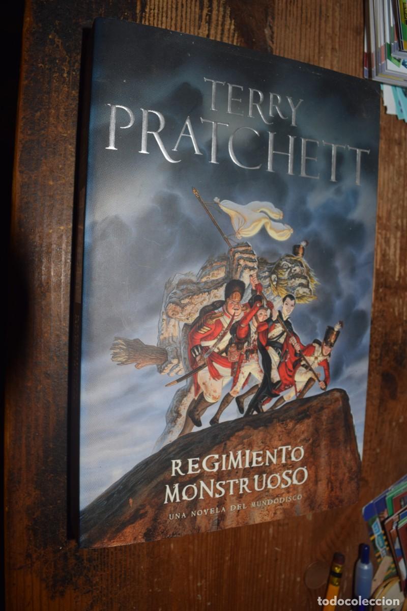Libros de segunda mano: Regimiento monstruoso, Terry Prachett, Plaza Janes, 2010, venta solo en Canarias