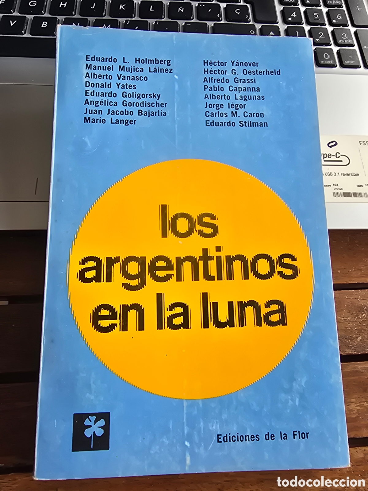 Libros de segunda mano: LOS ARGENTINOS EN LA LUNA varios autores EDICIONES DE LA FLOR 1968 Buenos Aires ciencia ficci&oacute;n