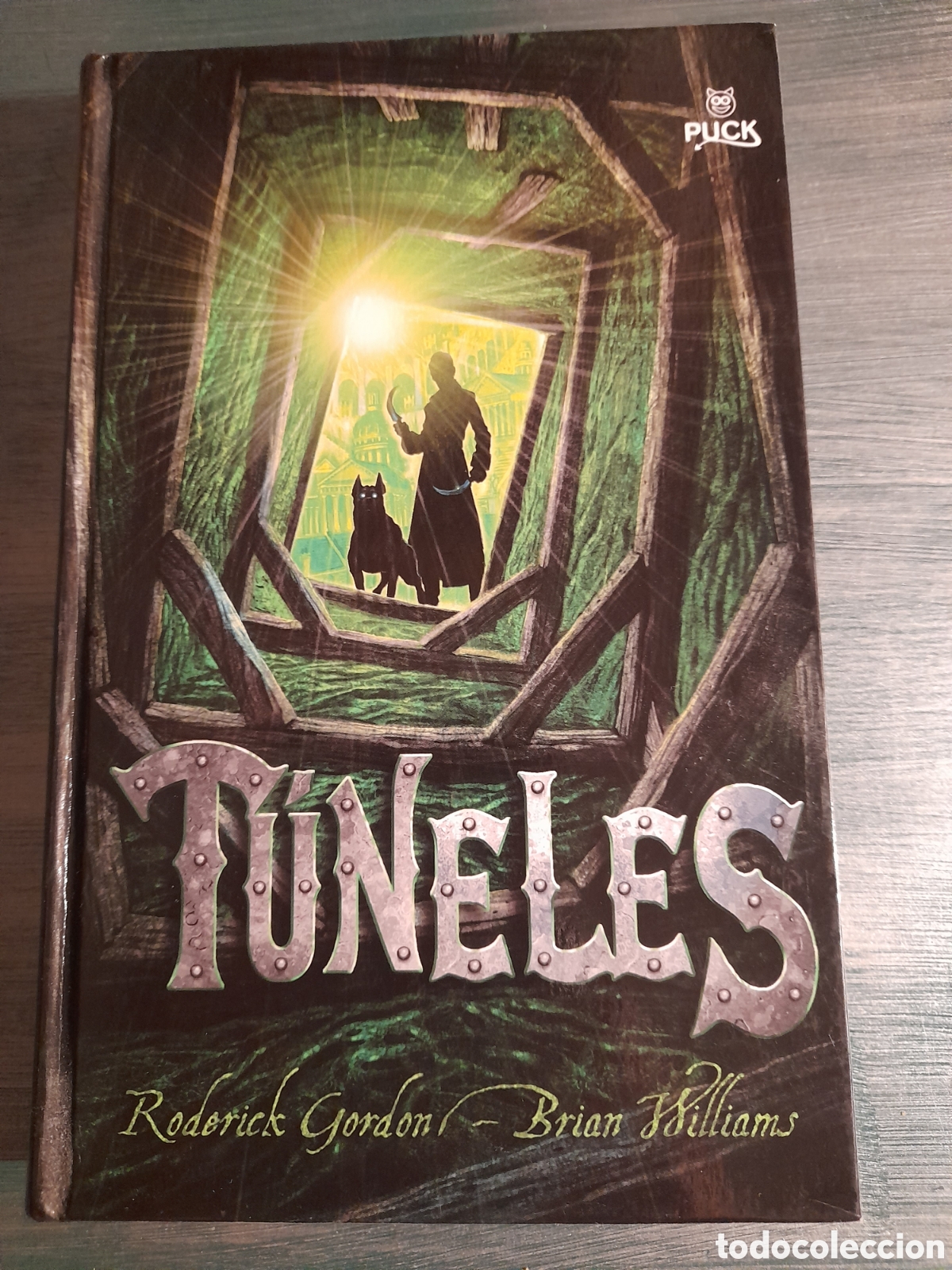 Second hand books: Libro Tuneles, de Roderick Gordon y Brian Williams, volumen 1