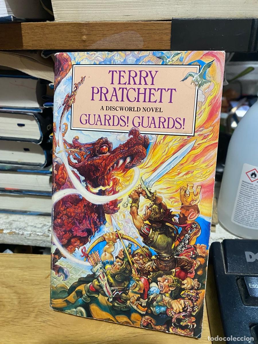 Libros de segunda mano: TERRY PRATCHETT, GUARDS GUARDS, - Foto 1