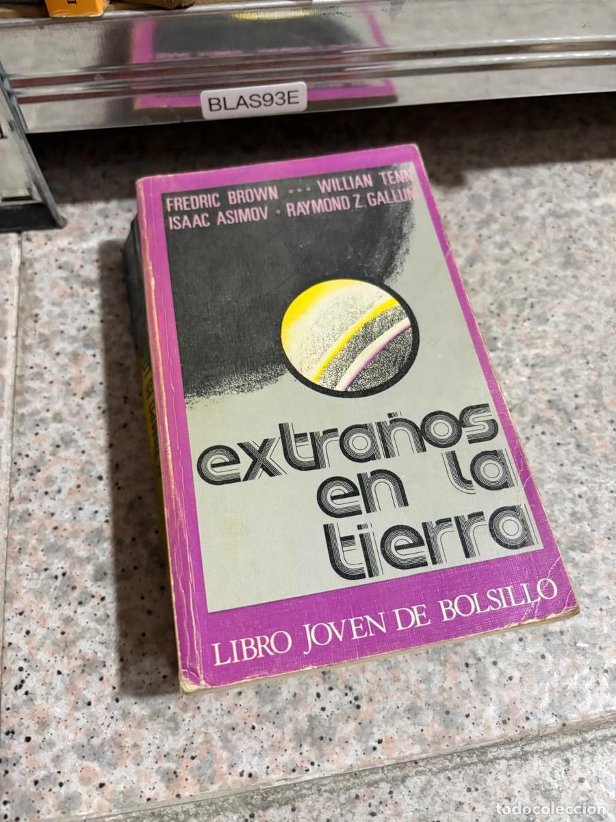 Libros de segunda mano: BLAS93E Fredric Brown, Isaac Asimov, William Tenn y Raymond Z. Gallun, Extra&ntilde;os en la Tierra, Libro