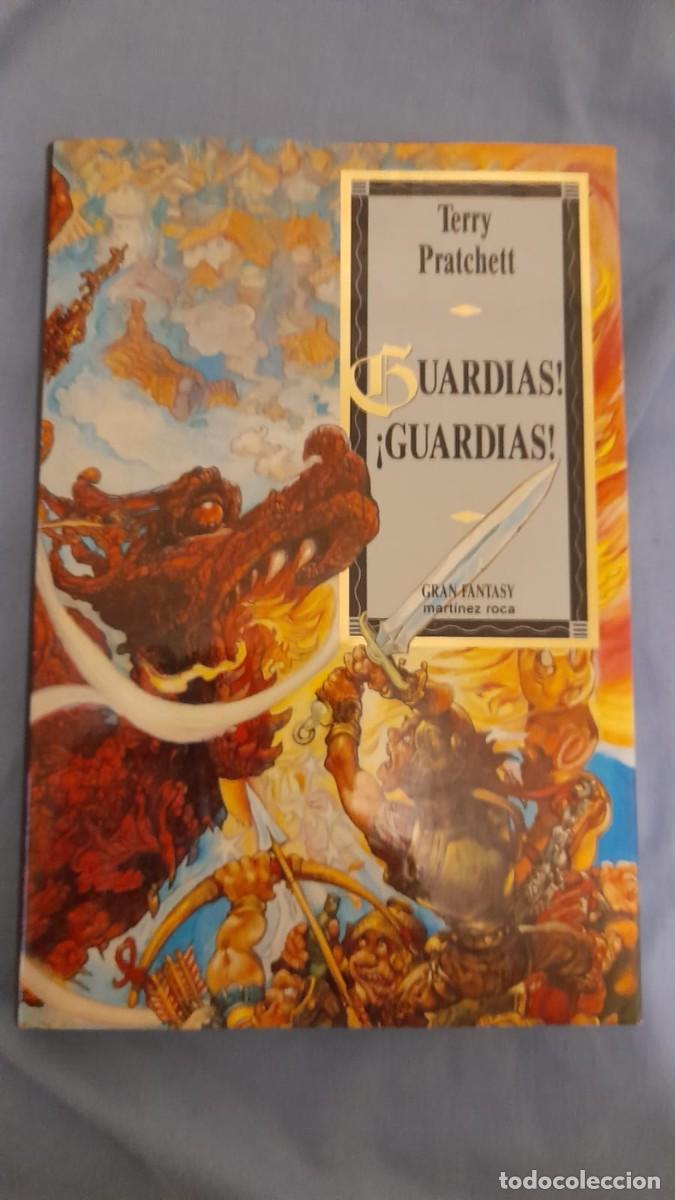 Libros de segunda mano: Guardias guardias. Terry Pratchett. Mart&iacute;nez Roca.
