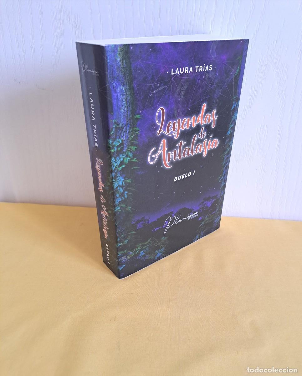 Libros de segunda mano: LAURA TRIAS - LEYENDAS DE ANTALASIA (DUELO 1) - EDITORIAL PLUMAGICA 2019 - DEDICADO
