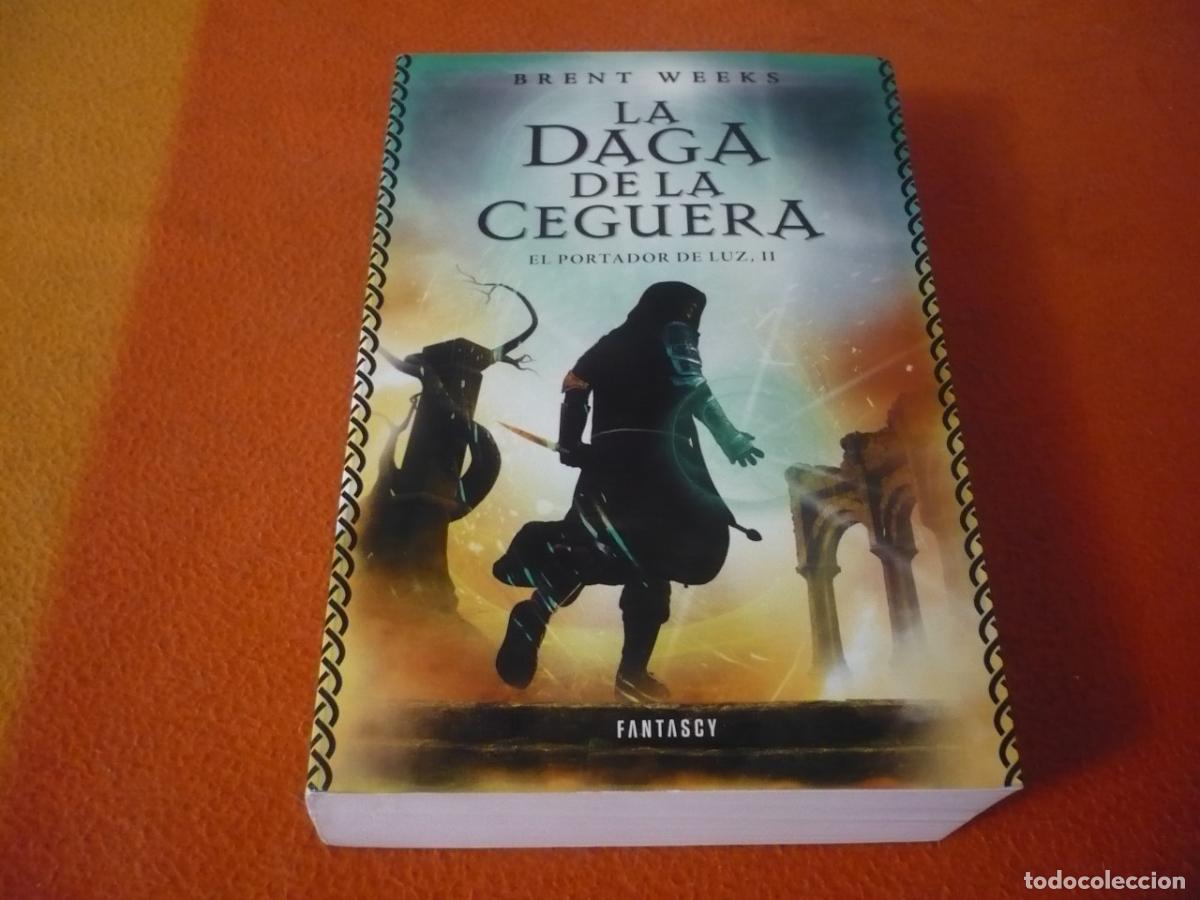 Libros de segunda mano: LA DAGA DE LA CEGUERA EL PORTADOR DE LUZ II ( BRENT WEEKS ) 2013 FANTASIA
