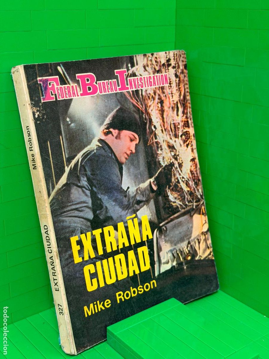 Libros de segunda mano: EXTRA&Ntilde;A CIUDAD &ndash; MIKE ROBSON