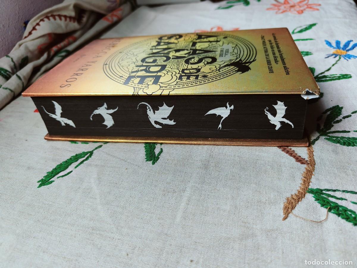 Libros de segunda mano: Alas de Sangre. 1&deg; Edici&oacute;n exclusiva con los cantos tintados y dibujos de dragones. Rebecca Yarros.